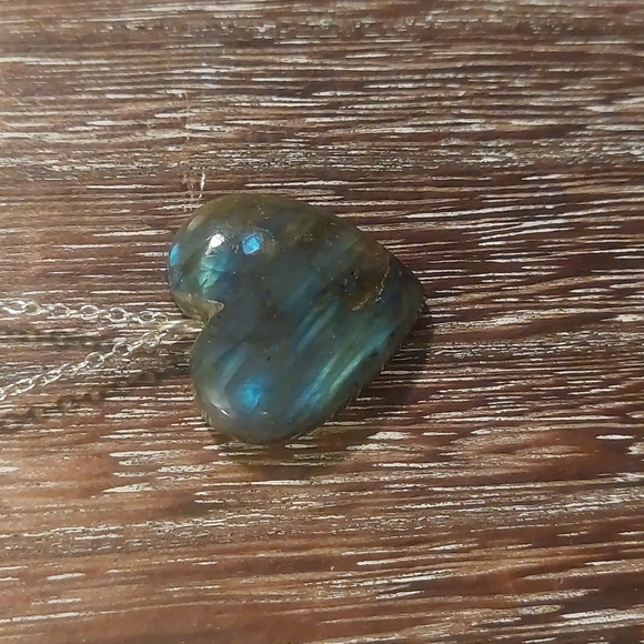 Dainty Labradorite Heart Necklace - Picture 4 of 6